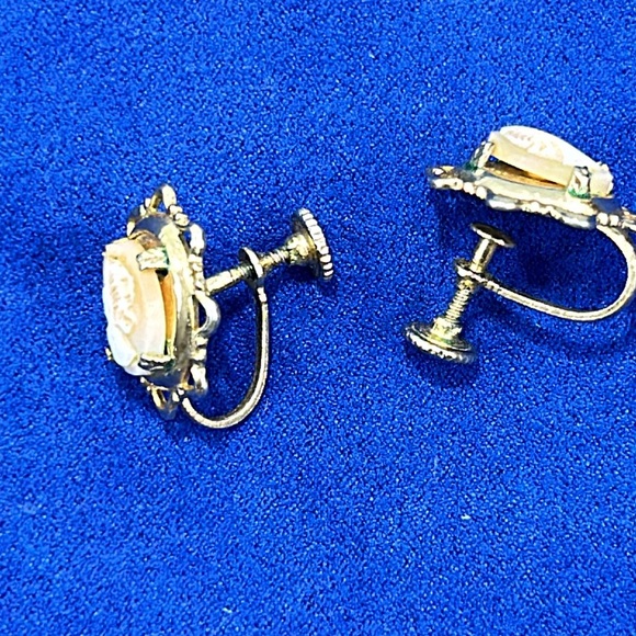 Vintage Gold Tone Framed Cameo Pin and Earring Set With Screw Back - Picture 6 of 6